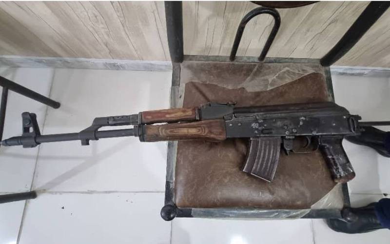 کشف یک قبضه سلاح جنگی کلاشینکف در شهرستان دیر