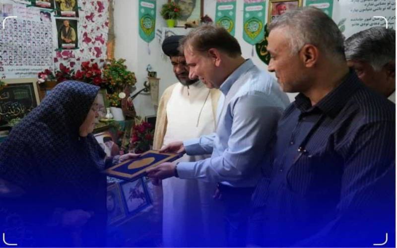 در دومین روز از هفته دولت استاندار بوشهر با خانواده شهید سید مرتضی حسینی زاده در گناوه دیدار و گفت‌وگو کرد