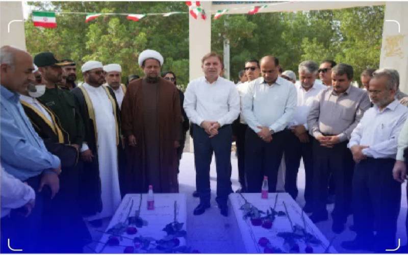 استاندار بوشهر با حضور در گلزار شهدای گمنام نخل تقی، به مقام شهدا ادای احترام کرد
